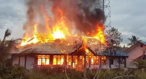 Kecewa Hasil Ujian CPNS, Massa Bakar Kantor Disnaker Keerom