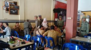 Saat Jam Kerja, Belasan PNS Ketahuan Lagi Begituan di Warung, Ya Ampun