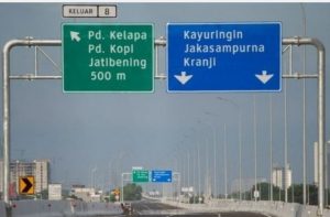 Semua Pengemudi Harus Tahu, Ini Bedanya Rambu Penunjuk Jalan Berwarna Hijau dan Biru di Jalan Tol