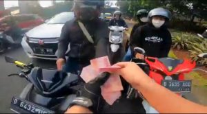 Aksi Pria Bermotor Bagikan Uang Bantuan PPKM Puluhan Juta, Ini Sosoknya