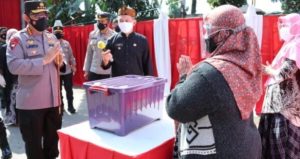 Kapolri Sebar Ribuan Bansos untuk Warga Terdampak PPKM Darurat di Bandung