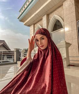 Kisah Daniella Kharishma, Selebram yang Jadi Mualaf Karena Hal Ini