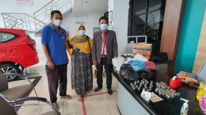 Ibu-ibu Bawa Uang Receh Beli Toyota Rush, Tenteng Puluhan Toples, 8 Kresek, dan Satu Kardus