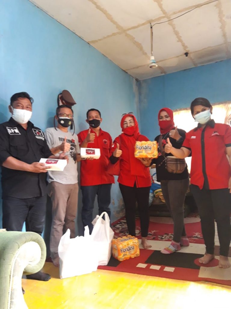 PDI Perjuangan PAC Ciomas Berbagi Nasi Kotak Kepada Warga ISOMA