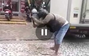 Pria Ini Marah-Marah Bawa Palu Besar, Hancurkan Trotoar yang Bikin Istrinya Jatuh