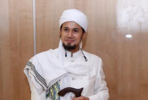 Ustaz Guntur Bumi Terlihat Pakai Tongkat, Ternyata Ini Sebabnya