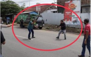 Duel Berdarah Pria Golok Vs Gergaji, Endingnya Ngeri