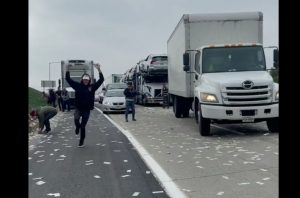 Hujan Duit di Jalan Tol Bikin Macet Total, Ratusan Juta Berserakan