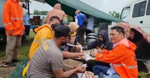 Warga Tanjung Apresiasi Kapolres Bangka Barat Tinjau Banjir dan Bagikan Nasi Bungkus