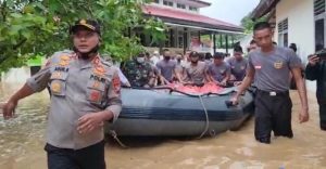 Cek Lokasi Banjir, Kapolres Bangka Barat Lakukan Hal Ini
