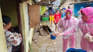 Kapolres Bangka Barat Dan Bhayangkari Bagikan Nasi Bungkus Kepada Korban Banjir