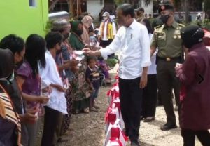 Presiden Jokowi dan Mensos Tinjau Penyaluran Program Sembako di Kabupaten Sintang Kalimantan