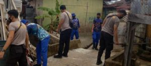 Polres Bangka Barat dan Masyarakat Balangan Gotong Royong Membersihkan Sampah Pasca Banjir Rob