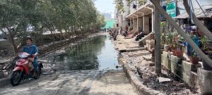 jalan udang dan jalan tenggiri. Meski saluran got tampak mengalir, jalanan yang tergenang itu jarang dilalui kendaraan. Halaman pertokoan di Blok B Muara Baru Center (MBC) 