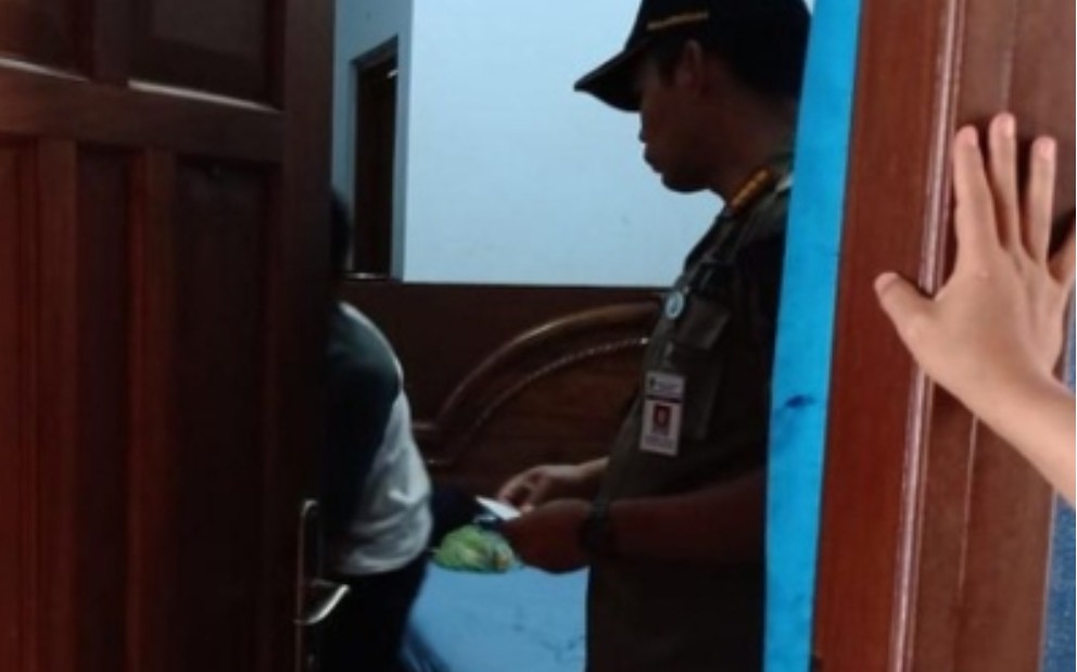 Oknum Camat Terciduk Ngamar Bareng Cewek Cantik di Hotel, Heboh!