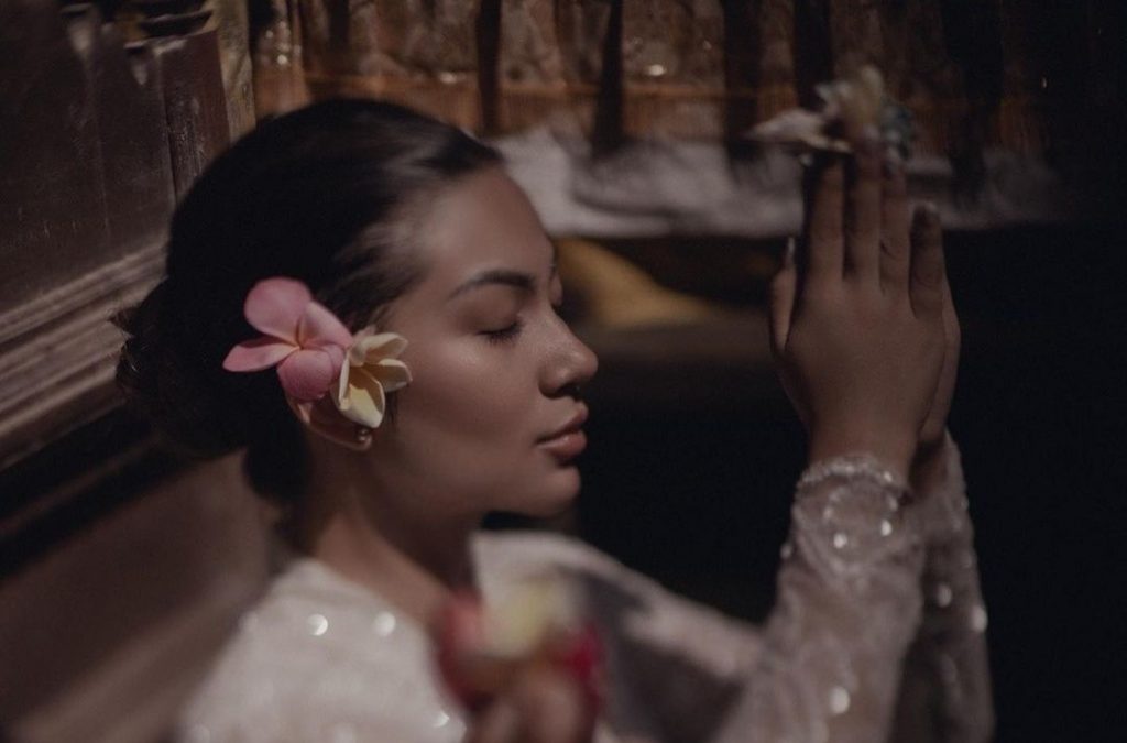 Ariel Tatum Posting Foto Ritual, Netizen Kebingungan dan Heboh Soal Agama