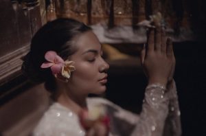 Ariel Tatum Posting Foto Ritual, Netizen Kebingungan dan Heboh Soal Agama