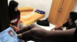 Oknum Polisi Ini Digerebek Bersama Wanita Cantik, Kena Hukum Adat
