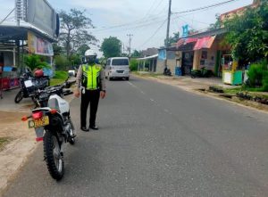 Sat Lantas Polres Bangka Barat Melaksanakan Patroli Rutin serta Menghimbau Masyarakat Agar Tetap Melaksanakan ProKes