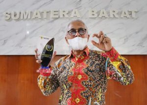 Guspardi Gaus Terima Anugrah Tokoh Keterbukaan Informasi Publik 2021