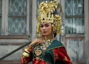 Cantik dan Anggun, Gadis Sumatera Barat Kenalkan Budaya Melalui Pakaian Adat