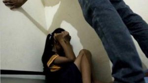 Di Lamsel Istri Digebukin Suaminya, Gegara Kepergok Ingin Cabuli Anak Tirinya