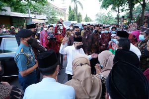 Masyarakat Antusias Sambut Kedatangan Wapres