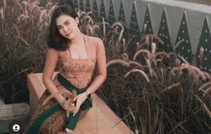 Gunakan Kebaya, Pramugari Lindya Agustian Tuai Banyak Pujian