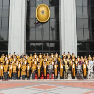 KETUA MAHKAMAH AGUNG MELEPAS 31 WISUDAWAN