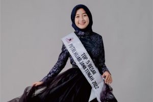 Pose Anggun Fani Sheila, Top 5 Putri Hijabfluencer Jawa Tengah 2022