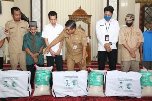 Sekjen Kemendagri Salurkan Bantuan Paket Pangan Ramadan dari Raja Salman