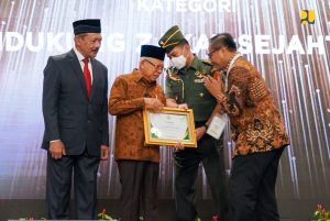 Menteri Basuki Terima Penghargaan Baznas Award 2023
