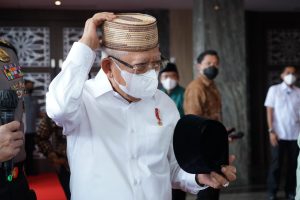 Tinjau Pameran Produk Halal UMKM, Wapres Beli Songkok Khas Gorontalo
