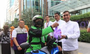 Bank Muamalat dan BMM Bagi Takjil Gratis ke Masyarakat