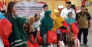 Penuh Kesederhanaan, I Komang Bantu Ibu dan Nenek-nenek Lanjut Usia 