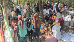 UKM Rumah Quran UIA Bersihkan Pantai Muara Gembong Gandeng PT. MIGAS HULU JABAR ONWJ dan Masyarakat Setempat