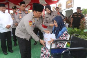As SDM Kapolri Resmikan Masjid dan Berbagi Paket Sembako Banjir Pujian