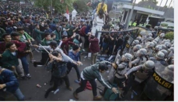 Tindakan Polisi Dalam Penanganan Aksi Anarkis, Tidak Berlebihan & Sudah Sesuai Aturan