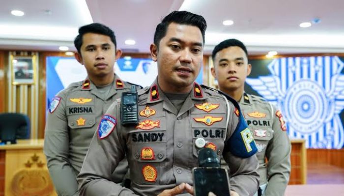 Viral, Truk Kontainer Dikawal Oknum TNI Terobos Larangan Mudik Dikeluarkan dari Tol Jakarta Cikampek