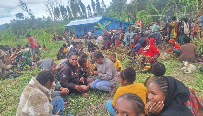 Kunjungan Kerja ke Distrik Iniye, Nius Wakerkwa Berikan Bantuan
