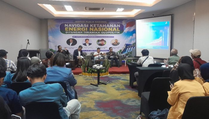 Indonesia Berisiko Terjebak antara Batu Bara dan Energi Terbarukan