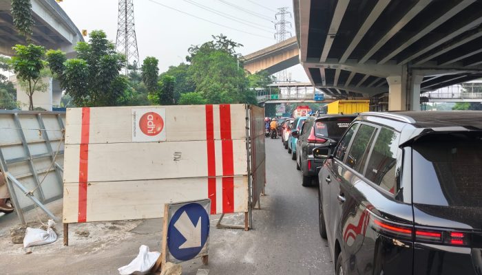 Tanpa Papan Proyek, Pekerjaan Coran di DI Panjaitan Bikin Arus Lalu Lintas Semrawut