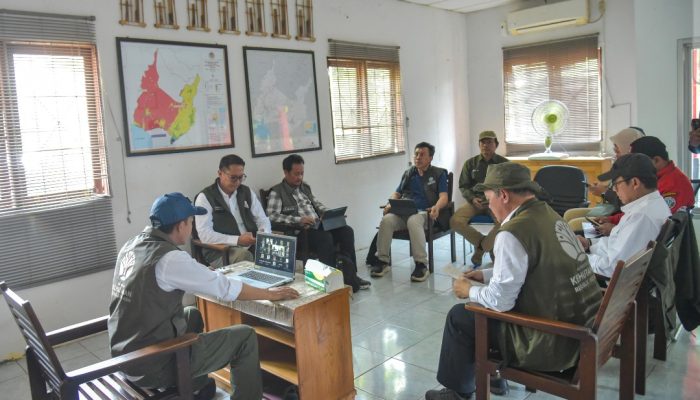 Di Tengah Cek Karhutla Kalsel, Menhut Raja Antoni Gelar Rapat Mendadak Penguatan Penanganan